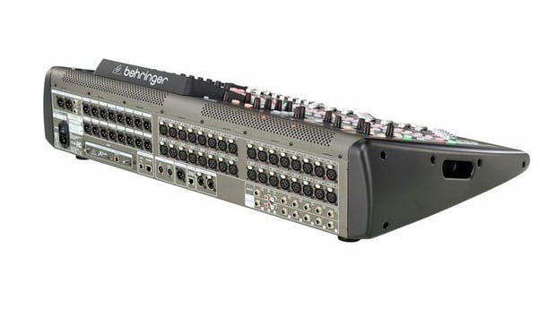 Conexiones traseras de la mesa de mezclas digital Behringer X32 para audio y escenario