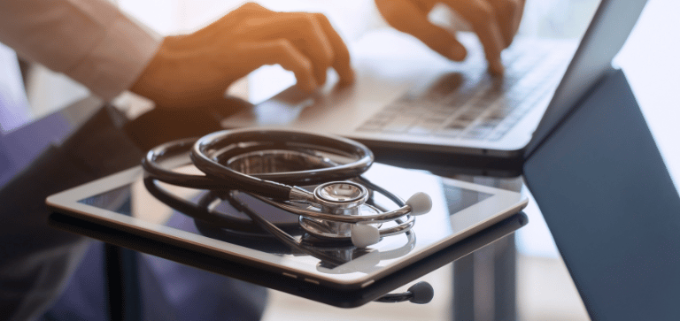 un stéthoscope de médecin sur une tablette numérique