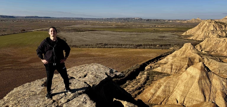 Borja en un mirador de juan obispo, con vistas panorámicas al desierto