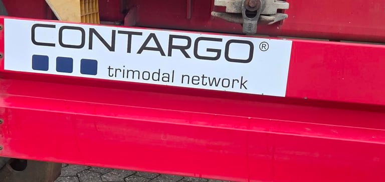 Containertransport im Hafen, LKW, Chassi für Überseecontainer, Firmenlogo CONTARGO Neuss