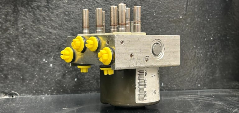 ABS Descubierto mostrando solo su parte hidraulica totalmente reparada por Clairicar en el Laboratorio