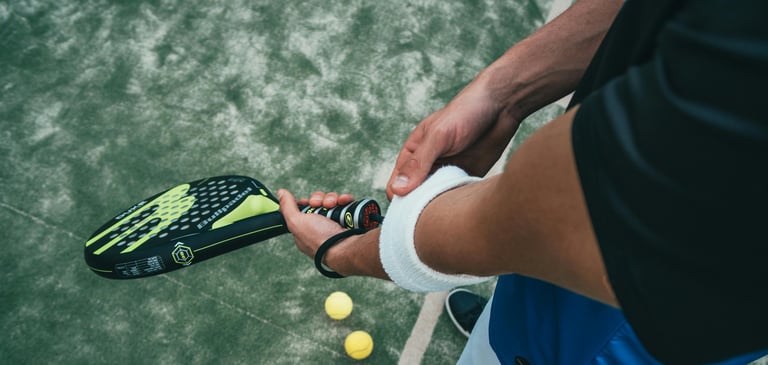 persona preparandose para jugar a padel