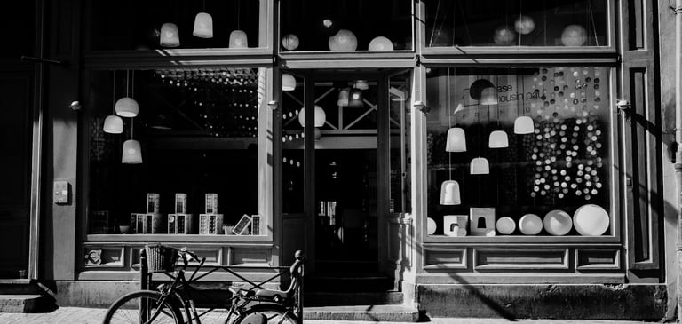 Photo d'une vitrine de boutique de luminaires