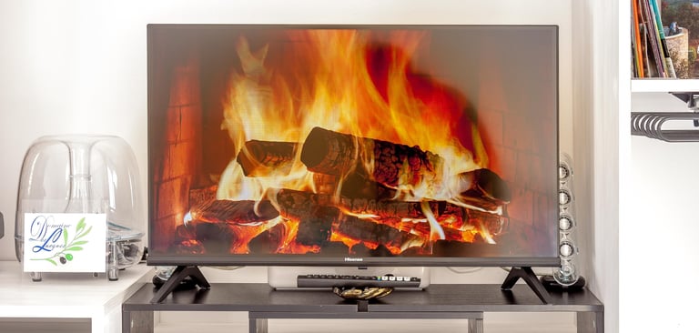 Télévision avec un système de son dans la chambre d'hôte de Domaine Des Lucques