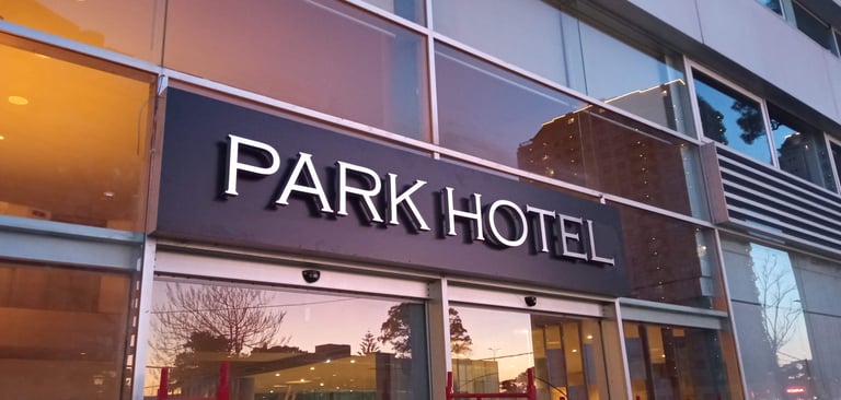 Letras corporeas retroiluminadas "PARK HOTEL"