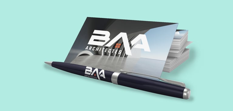 conception d'identité de marque sur cartes de visite et stylo avec un logo d'architectes