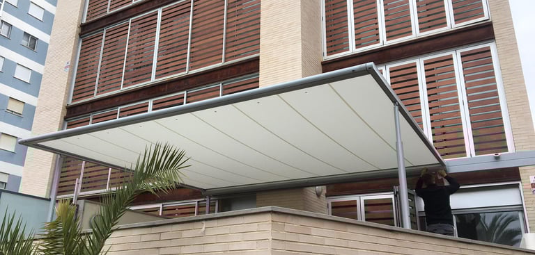 Toldo pérgola en terraza vivienda edificio.