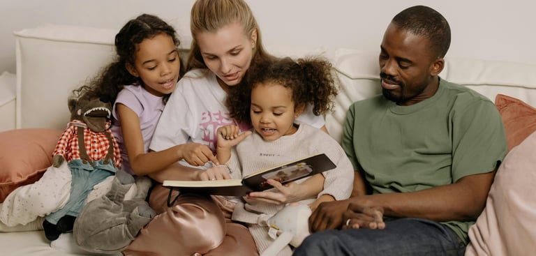 Uma família reunida em um momento aconchegante, sentada em um sofá confortável
