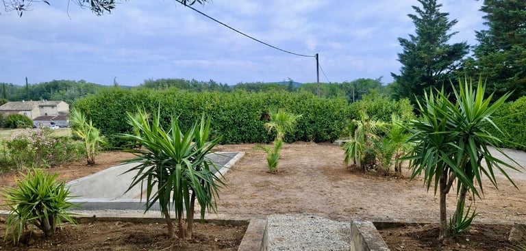Transformation terrain avec création de terrasse et aménagement paysager avant après Montélimar