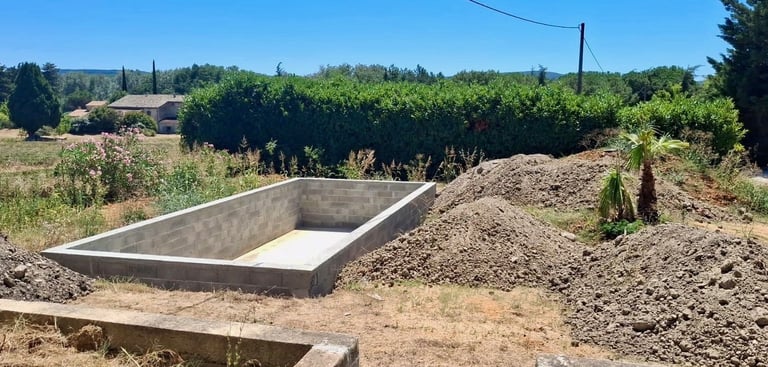 Avant après aménagement extérieur avec terrassement, création de terrasse et plantation paysagiste M