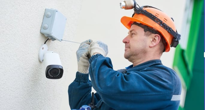 Técnico instalando câmeras