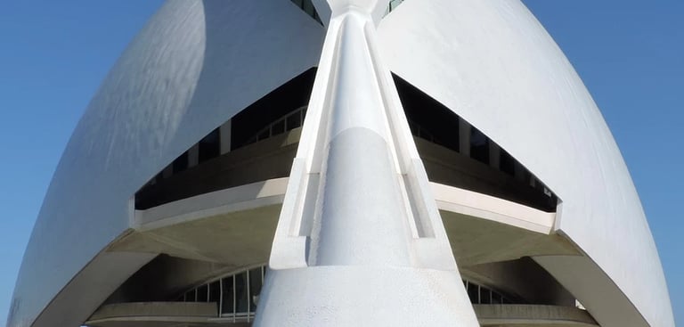 "Ágora de Valencia, plaza circular moderna con estructura de metal y vidrio. 