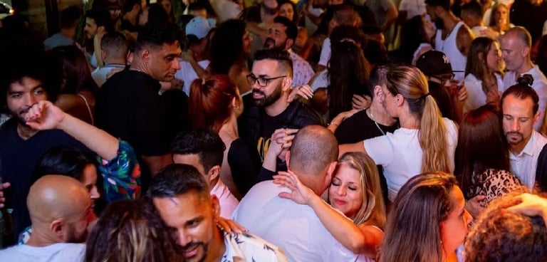 casais dançando forró