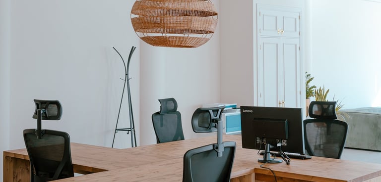Escritorios individuales en WanderHub coworking Menorca