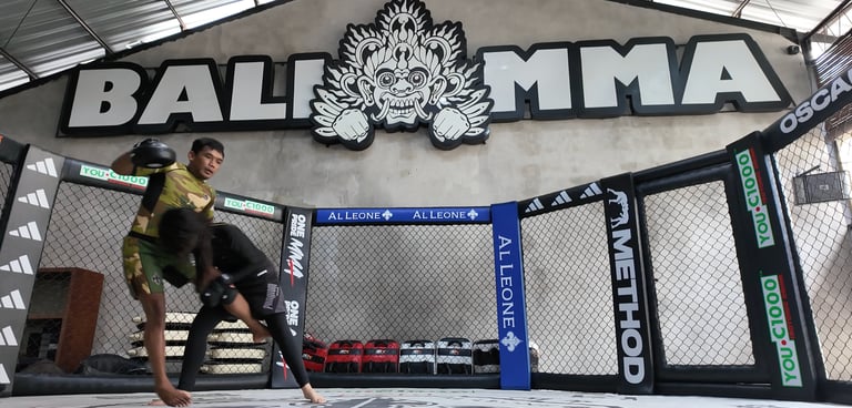Séance de MMA dans la cage à Bali, Adeline en entraînement technique avec son coach, combattant pro