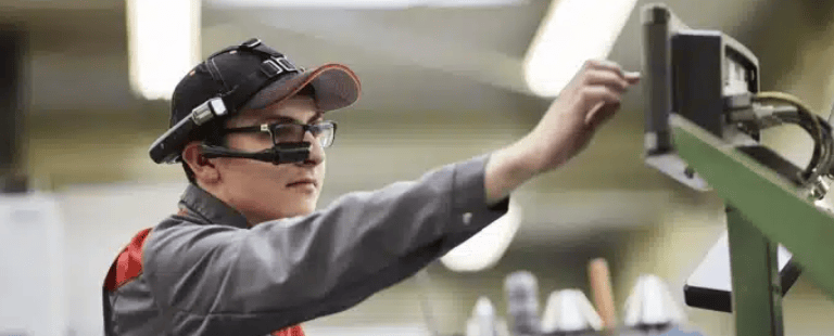 HEXAGATES révolutionne la gestion de matériel grâce aux lunettes connectées.