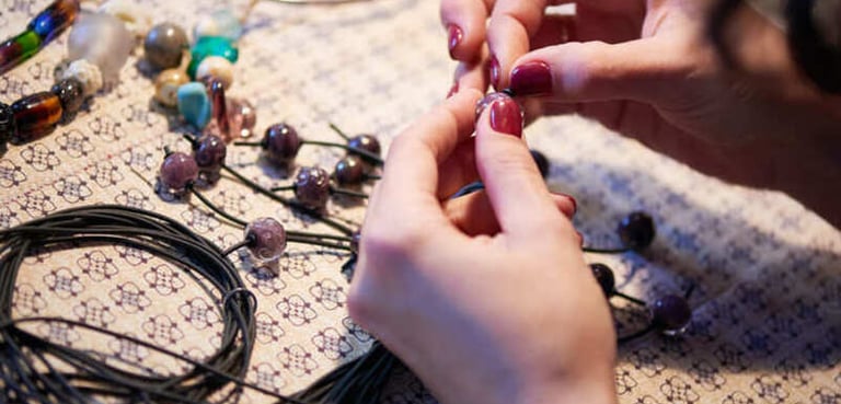 collares de macrame, echos con piedra de tigre con piedras de roca