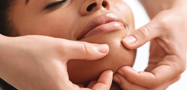 Jeune femme recevant un KOBIDO Massage Facial du Japon