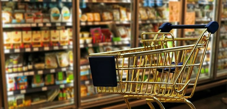 carrinho de compras dentro de um supermercado
