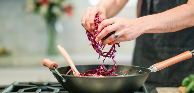 persona cocinando en sartén