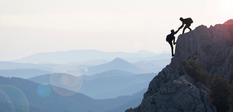homme qui monte la montagne