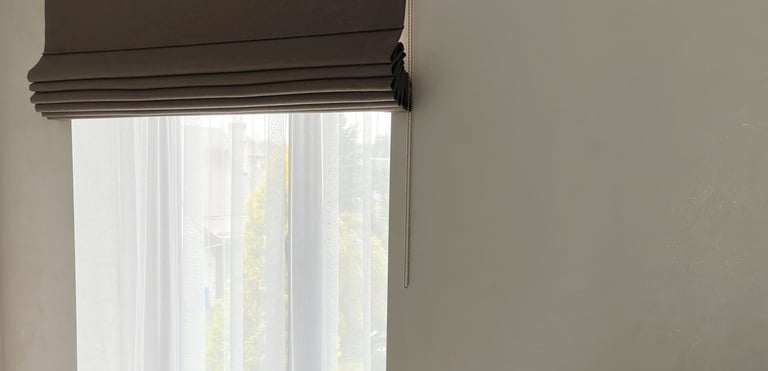 naktinė romanetė ir dieninė užuolaida nišoje