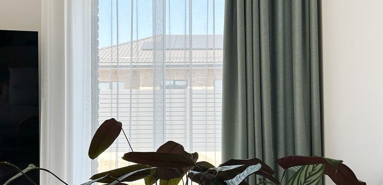 elektrinės spalvos naktinės užuolaidos