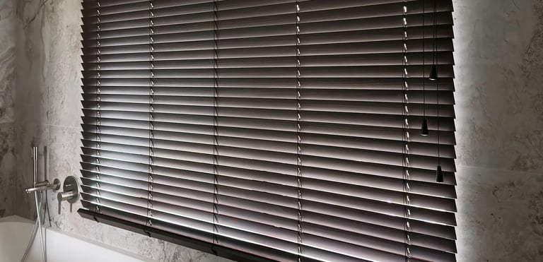 medinės žaliuzės voniai