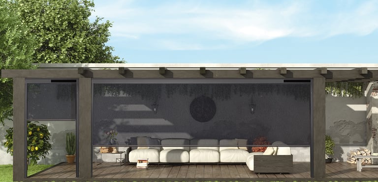terrasse avec stores bannes modernes posés par l'artisan menuisier en Vendée