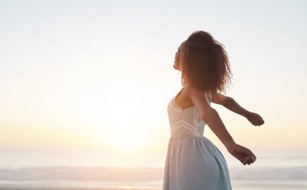 Mulher olhando para o horizonte demonstrando gratidão