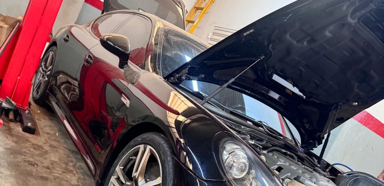 Um carro com o capô aberto, pronto receber a troca da sua bateria em uma loja de baterias de carro.