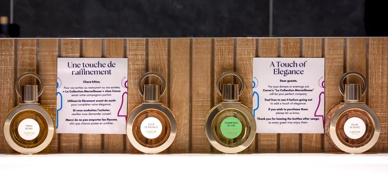 Les flacons du parfum dans la salle de bain de la chambre d'hôte du Domaine Des Lucques