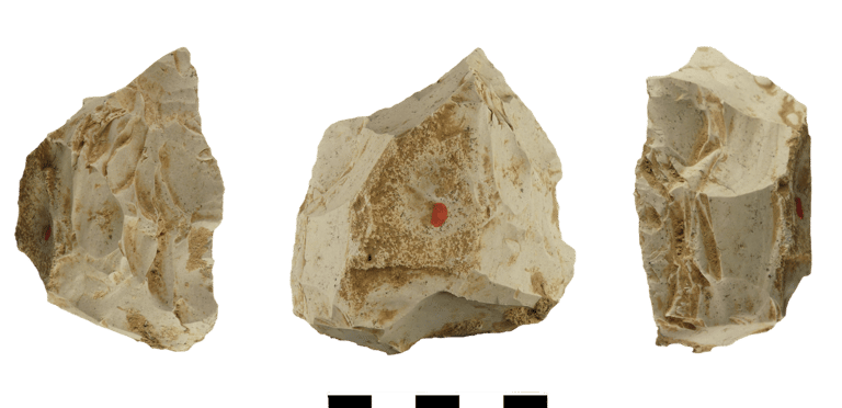 Racloir Quina en silex provenant de l'abri du Maras