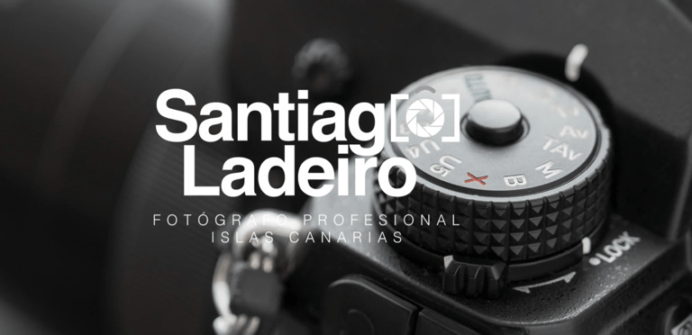Logo de Santiago Ladeiro, fotógrafo profesional en Islas Canarias, sobre fondo de cámara fotográfica
