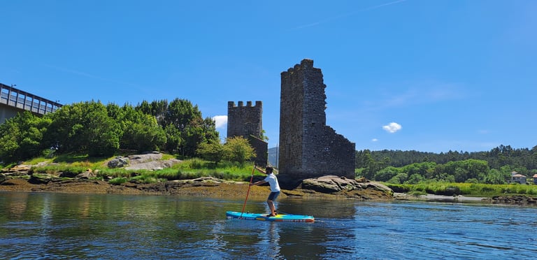 Torres del Oeste en Catoira vistas desde una tabla de paddle surf