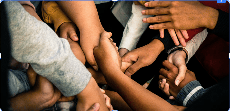 Mains entrecroisées symbolisant la nécessité de sensibiliser à la santé mentale en entreprise