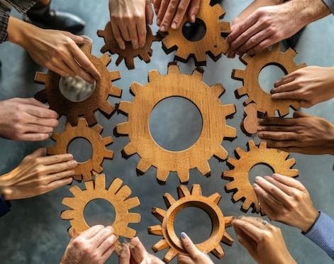 Roues crantées représentant la structuration durable des actions en santé mentale en entreprise