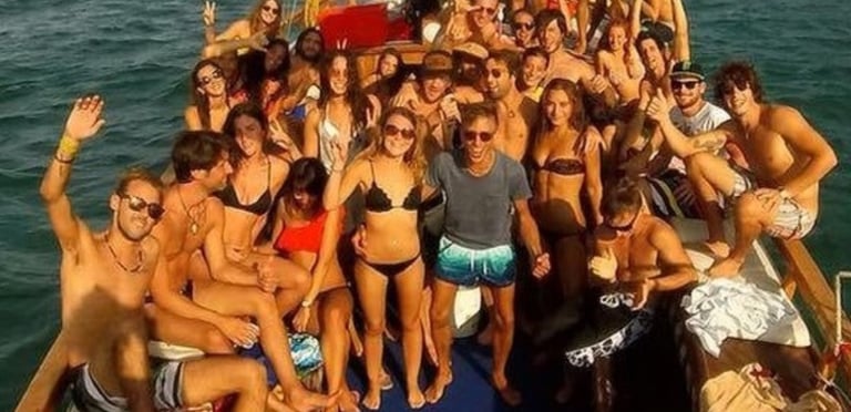 Foto di gruppo Cutter Falco, esperienze in barca con gli amici