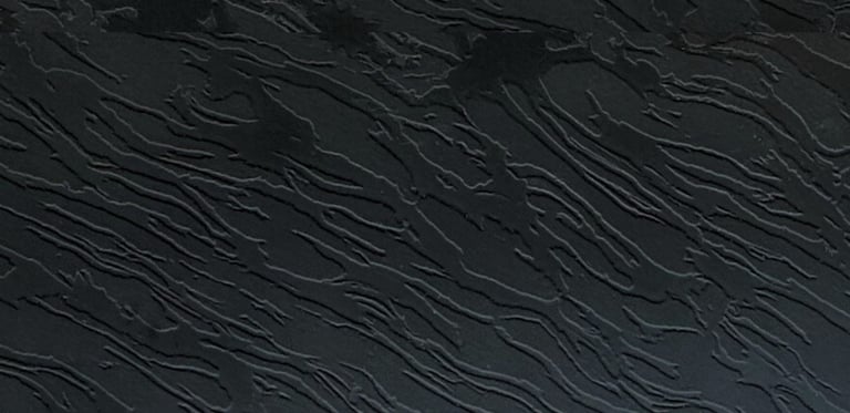 plancha de cuarzo negra con vetas negras matte y texturizado