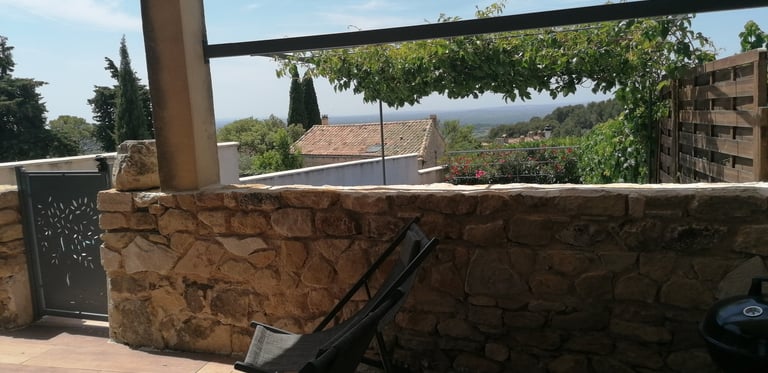 Die gemütliche Terrasse von La Maison d'Yvette Le Barroux Provence Mont Ventoux
