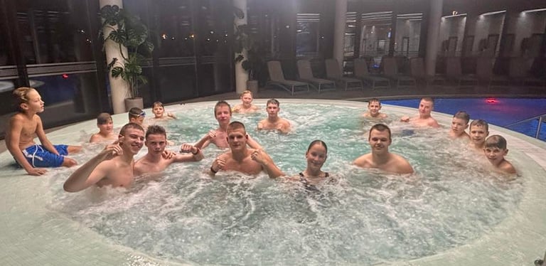 Vaikų poilsis Akmenės rajono sporto centro baseine po intensyvių varžybų savaitgalio