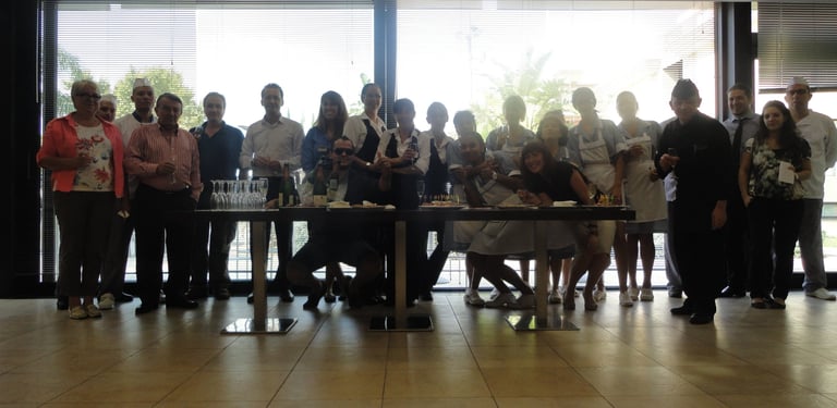 celebración de consecución de objetivos en diferentes áreas de hotel urbano independiente
