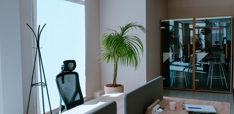 Espacio de coworking moderno en WanderHub Menorca