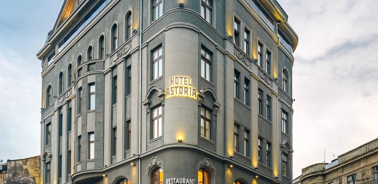 Hotel Astoria – elegancka kamienica miejska o zmierzchu
