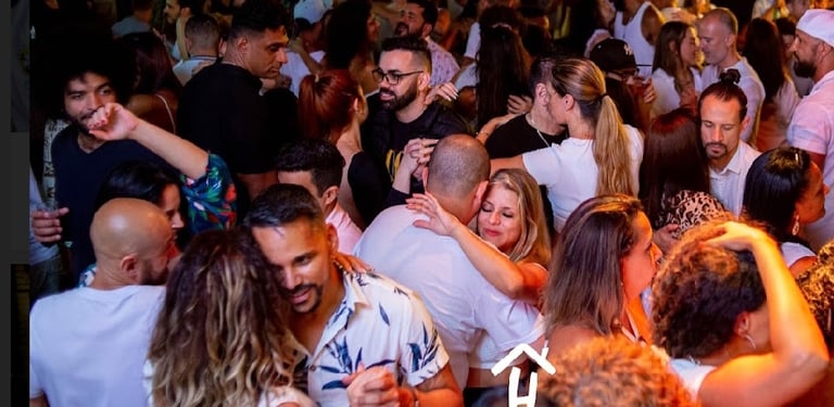 casais dançando forró