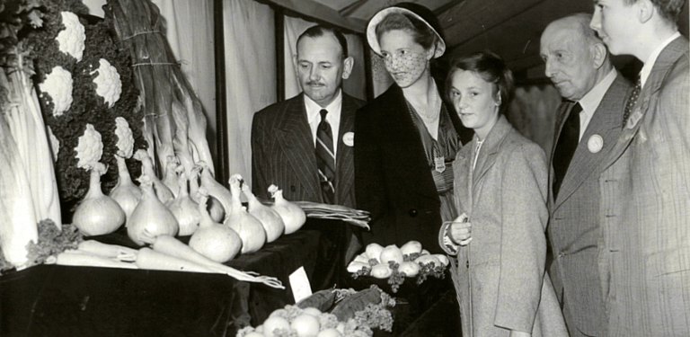 Major Simon Whitbread, with his Wife & family, seen here at an early post-WW2 Sandy Show