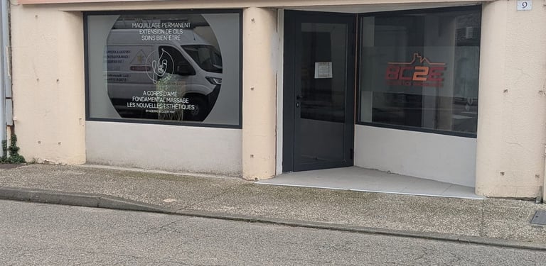 Devanture Institut de massages partagé avec BC2M et Les nouvelles esthétiques proche d'Aubenas 