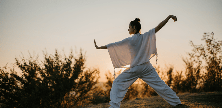 Femme qui pratique le Tai qi ou le Qi gong, pratique ancestrale chinoise