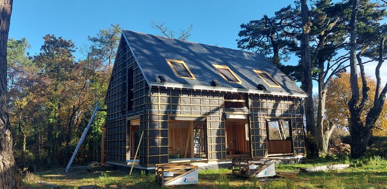 Chantier d'une maison neuve ossature bois. Architecte Vannes