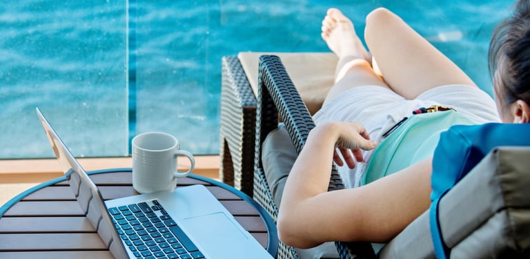 Passageira descansando na varanda do navio, apreciando a vista para o mar durante a navegação.